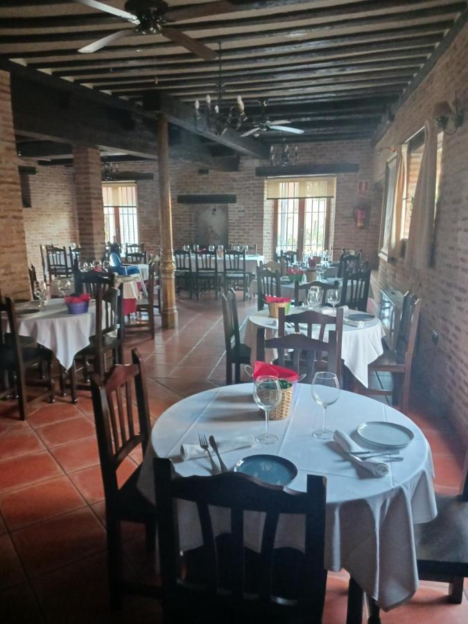 Hotel Restaurante Dona Elvira Nava del Rey Exterior photo