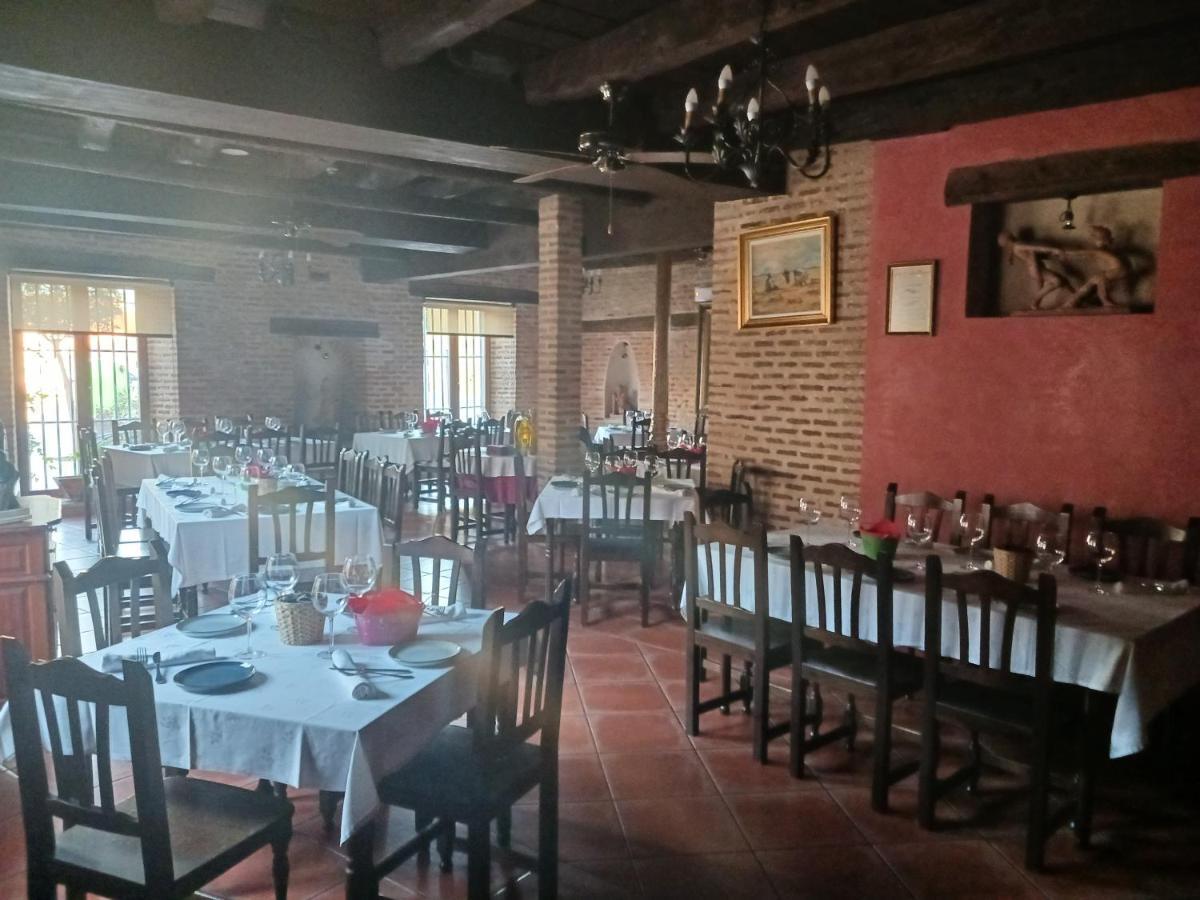 Hotel Restaurante Dona Elvira Nava del Rey Exterior photo